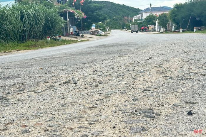Tại Km79+420, đoạn qua thôn Nguyễn Huệ, xã Kỳ Xuân (Hà Tĩnh), mặt đường xuất hiện nhiều ổ gà, bong tróc và sụt lún.