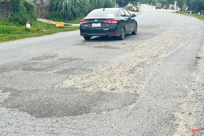 Các phương tiện khi đi qua đây đều phải đánh lái lấn làn để tránh ổ gà, tiềm ẩn nguy cơ xảy ra tai nạn. Theo người dân sống 2 bên đường, thời gian qua đã có nhiều vụ va quệt và tai nạn giao thông xảy ra tại đây.