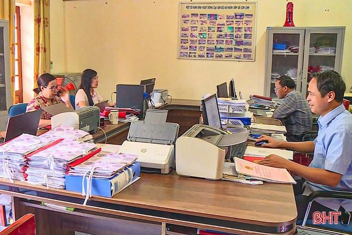 Do chưa có trụ sở làm việc riêng nên viên chức nhiều trung tâm DVTH được bố trí làm việc chung với các phòng chuyên môn của UBND cấp xã.