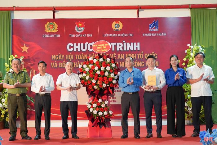 Các đại biểu tặng hoa chúc mừng Xí nghiệp May 10 Hà Tĩnh.