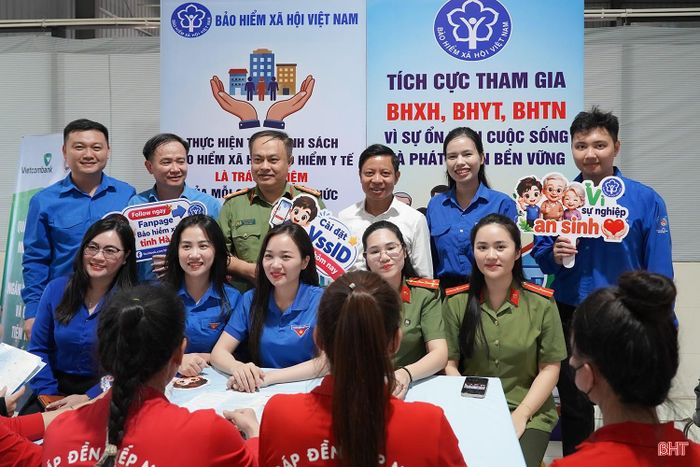 Đồng thời, giải đáp những nội dung người lao động quan tâm trong quá trình tham gia và thụ hưởng chính sách; tập huấn xử lý các tình huống sơ cấp cứu cho công nhân; hướng dẫn cài đặt i-HaTinh.
