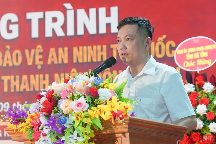 Ông Trần Bảo Khánh - Trưởng phòng Tổ chức, Hành chính (Xí nghiệp May 10 Hà Tĩnh) báo cáo kết quả nổi bật của xí nghiệp trong phong trào toàn dân bảo vệ an ninh Tổ quốc.