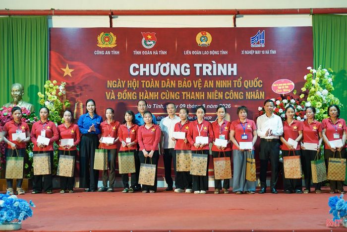 Ban tổ chức cũng trao 60 suất quà, mỗi suất trị giá 1 triệu đồng cho thanh niên công nhân gặp hoàn cảnh khó khăn.