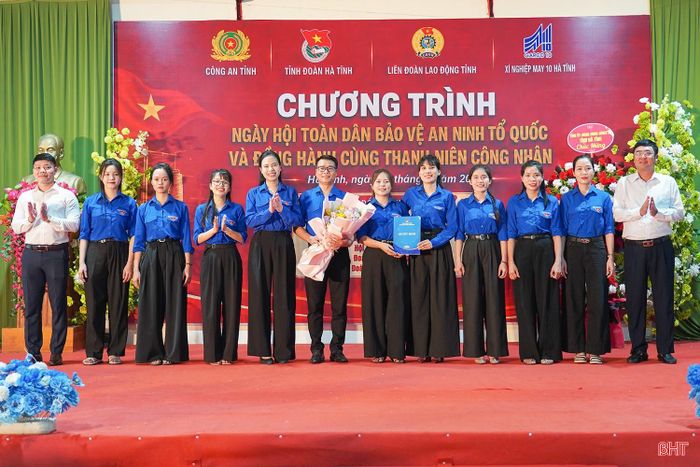 Đoàn phường Vũng Áng cũng đã ra mắt Đoàn cơ sở Xí nghiệp May 10 Hà Tĩnh
