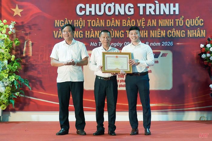 Đồng chí Nguyễn Tiến Hùng – Phó Giám đốc Sở Nông nghiệp và Môi trường trao bằng khen của Chủ tịch UBND tỉnh cho Xí nghiệp May 10.