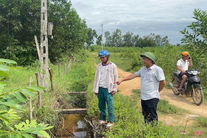 Kênh xuống cấp khiến người dân phải mất nhiều thời gian hơn để đưa nước về ruộng. Theo anh Nguyễn Văn Hải - thôn Hợp Thành, xã Gia Hanh, trước đây mỗi đợt lấy nước chỉ mất khoảng 3 ngày, nay phải kéo dài từ 7 - 10 ngày.