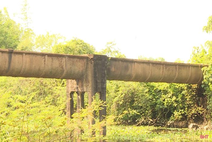 Đoạn kênh máng ở thôn Trà Sơn, xã Trường Lưu bị rò rỉ nước.