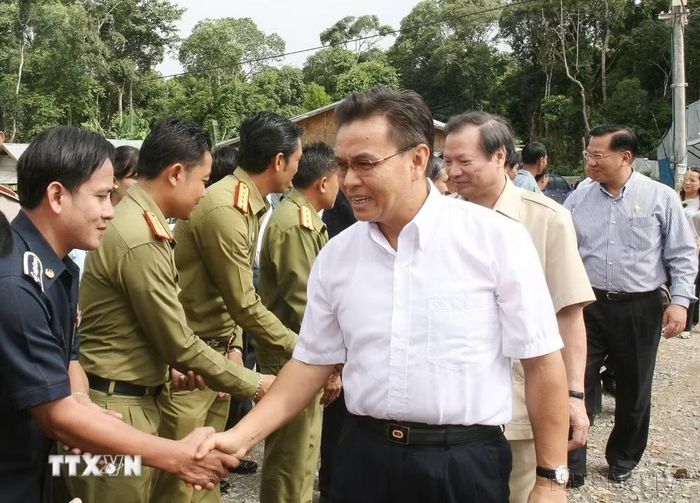 Phó Chủ tịch Quốc hội Xaysomphone Phomvihan, Chủ nhiệm Uỷ ban Đối ngoại nước CHDCND Lào gặp gỡ Cán bộ, chiến sỹ tỉnh Attapeu (Lào) tại Cửa khẩu Quốc tế Phu-Cưa, trong khuôn khổ Hội nghị "Vai trò của Quốc hội đối với tam giác phát triển khu vực biên giới Campuchia - Lào- Việt Nam", 22/07/2009. (Ảnh: Trần Lê Lâm/TTXVN)
