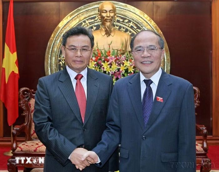 Chủ tịch Quốc hội Nguyễn Sinh Hùng tiếp Phó Chủ tịch Quốc hội CHDCND Lào Xaysomphone Phomvihane nhân chuyến thăm và làm việc tại Việt Nam (27/10/2011). (Ảnh: Nhan Sáng/TTXVN)
