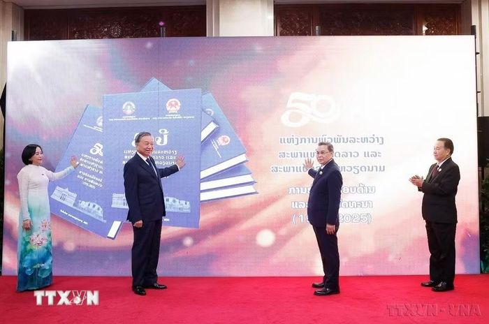 Tổng Bí thư Tô Lâm và Chủ tịch Quốc hội Lào Xaysomphone Phomvihane cùng các đại biểu bấm nút khai trương sách điện tử “50 năm quan hệ giữa Quốc hội nước CHXHCN Việt Nam và Quốc hội nước CHDCND Lào - Hợp tác toàn diện và phát triển” (Vientiane, 1/12/2025). (Ảnh: Thống Nhất/TTXVN)