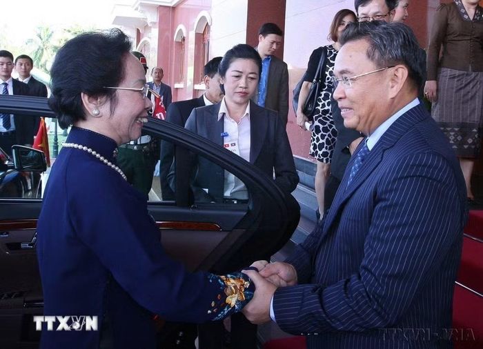 Phó Chủ tịch nước Nguyễn Thị Doan hội kiến với Phó Chủ tịch Quốc hội Lào Xaysomphone Phomvihane, trong khuôn khổ chuyến thăm chính thức nước CHDCND Lào, ngày 16/10/2015. (Ảnh: Thống Nhất/TTXVN)