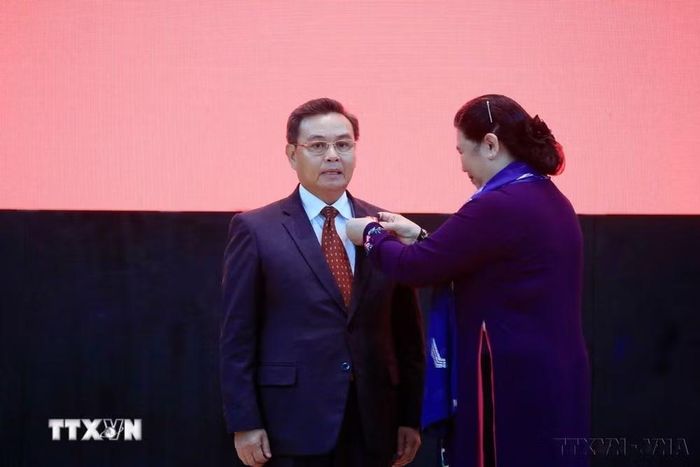 Phó Chủ tịch Thường trực Quốc hội Tòng Thị Phóng thay mặt Đảng, Nhà nước gắn Huân chương Hồ Chí Minh cho đồng chí Xaysomphone Phomvihane, Ủy viên Bộ Chính trị, Chủ tịch Mặt trận Lào Xây dựng Đất nước, nhân kỷ niệm 55 năm Ngày hai nước thiết lập quan hệ ngoại giao (5/9/1962- 5/9/2017) và 40 năm Ngày ký Hiệp ước Hữu nghị và Hợp tác Việt Nam- Lào (18/7/1977- 18/7/2017). (Ảnh: Phạm Kiên/TTXVN)