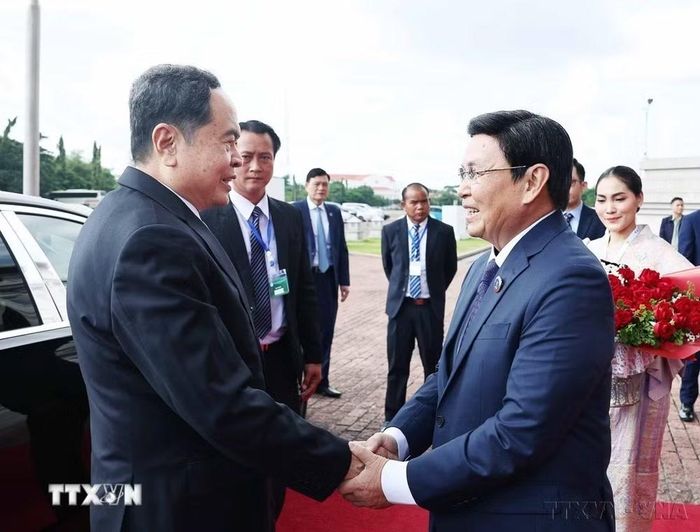 Chủ tịch Quốc hội nước Cộng hòa Dân chủ Nhân dân Lào, Chủ tịch AIPA-45 Xaysomphone Phomvihane đón và hội đàm với Chủ tịch Quốc hội Trần Thanh Mẫn (Vientiane, 17/10/2024). (Ảnh: Thống Nhất/TTXVN)