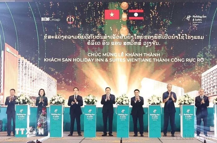 Chủ tịch Quốc hội Trần Thanh Mẫn cùng Chủ tịch Quốc hội nước CHDCND Lào , Chủ tịch Liên nghị viện ASEAN (AIPA) Xaysomphone Phomvihane thực hiện nghi thức khánh thành Khách sạn Holiday Inn & Suites Vientiane (18/10/2024). (Ảnh: Thống Nhất/TTXVN)