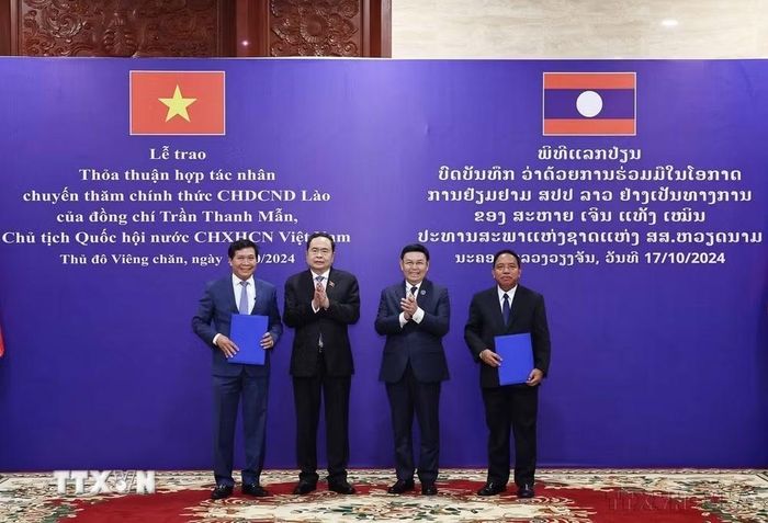 Chủ tịch Quốc hội Trần Thanh Mẫn và Chủ tịch Quốc hội Lào Xaysomphone Phomvihane chứng kiến Lễ trao Thỏa thuận hợp tác giữa thiết lập quan hệ hợp tác hữu nghị giữa thành phố Hội An, tỉnh Quảng Nam và thành phố Luang Prabang, tỉnh Luang Prabang (Vientiane, 17/10/2024). (Ảnh: Thống Nhất/TTXVN)