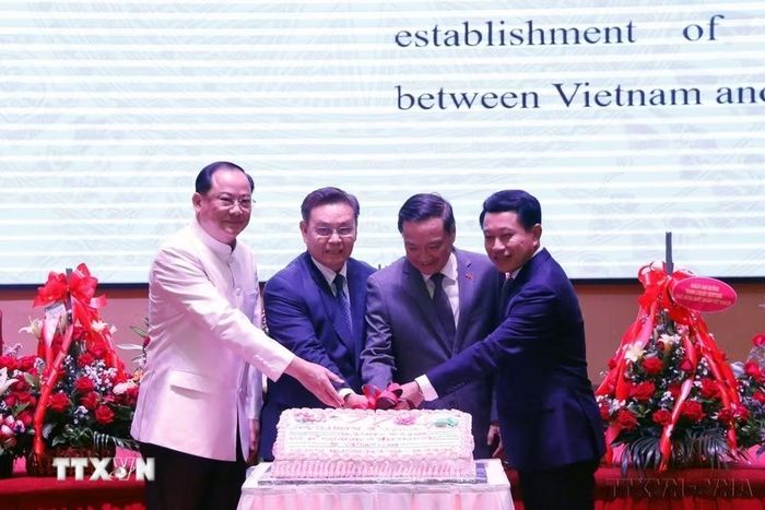 Đại sứ Nguyễn Bá Hùng cùng Chủ tịch Quốc hội Xaysomphone Phomvihane, Phó Thủ tướng Sonesay Siphandone và Phó Thủ tướng, Bộ trưởng Ngoại giao Saleumsay Kommasith cắt bánh mừng 77 năm ngày Quốc khánh Việt Nam và kỷ niệm 60 năm ngày Việt Nam – Lào thiết lập quan hệ ngoại giao (Vientiane, 02/09/2022). (Ảnh: Phạm Kiên/TTXVN)