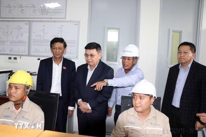 Chủ tịch Quốc hội Lào Xaysomphone Phomvihane thăm nhà máy điện gió Lạc Hòa - Hòa Đông, thị xã Vĩnh Châu, tỉnh Sóc Trăng (18/12/2024). (Ảnh: Trung Hiếu/TTXVN)