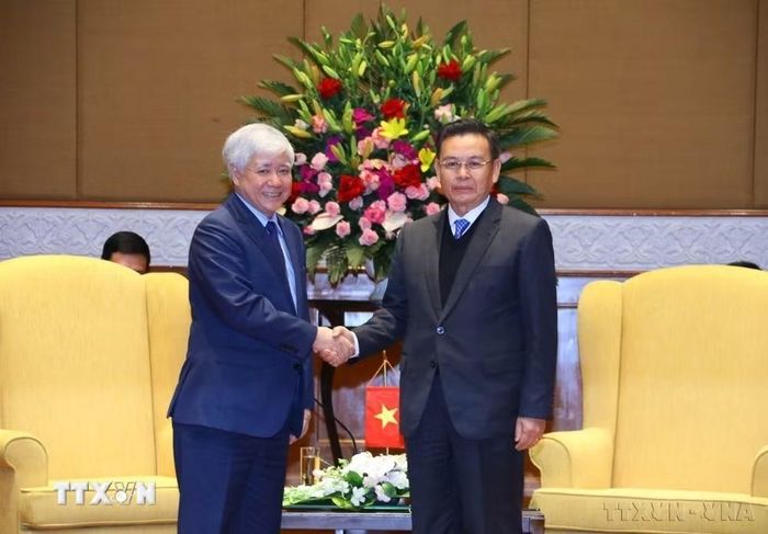 Đồng chí Đỗ Văn Chiến, Bí thư Trung ương Đảng, Chủ tịch Ủy ban Trung ương Mặt trận Tổ quốc Việt Nam hội kiến đồng chí Xaysomphone Phomvihane, Ủy viên Bộ Chính trị, Chủ tịch Quốc hội Lào, trong chuyến thăm chính thức Việt Nam (7/12/2021). (Ảnh: Văn Điệp/TTXVN)