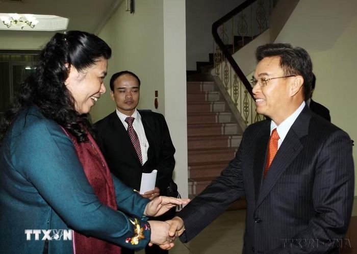 Phó Chủ tịch Quốc hội Tòng Thị Phóng đón và hội đàm với Phó Chủ tịch Quốc hội Lào Xaysomphone Phomvihan trong chuyến thăm Việt Nam (26/10/2011). (Ảnh : Nguyễn Dân/TTXVN)