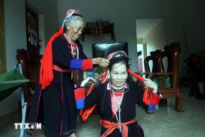 Người Dao Thanh Y xã Quảng La, tỉnh Quảng Ninh sửa soạn trang phục cho những sự kiện trọng đại. (Ảnh: Đức Hiếu/TTXVN)