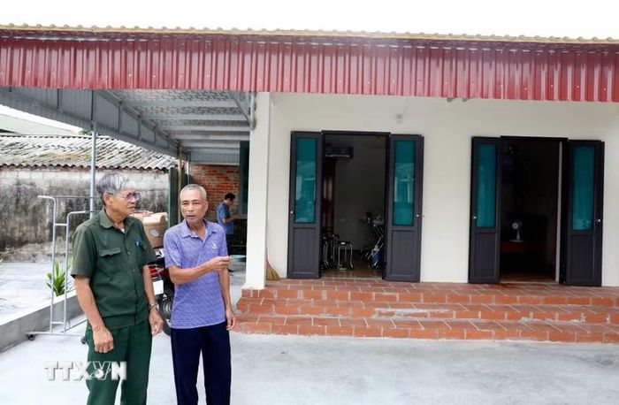 Từ sự giúp đỡ của Hội Nạn nhân chất độc da cam/dioxin tỉnh Hưng Yên cùng các nhà hảo tâm và họ hàng, người thân, chị Nguyễn Thị Làn (sinh năm 1977, thôn Văn Cẩm, xã Diên Hà, tỉnh Hưng Yên) đã xây dựng được căn nhà kiên cố với kinh phí hơn 170 triệu đồng. (Ảnh: Thế Duyệt/TTXVN)