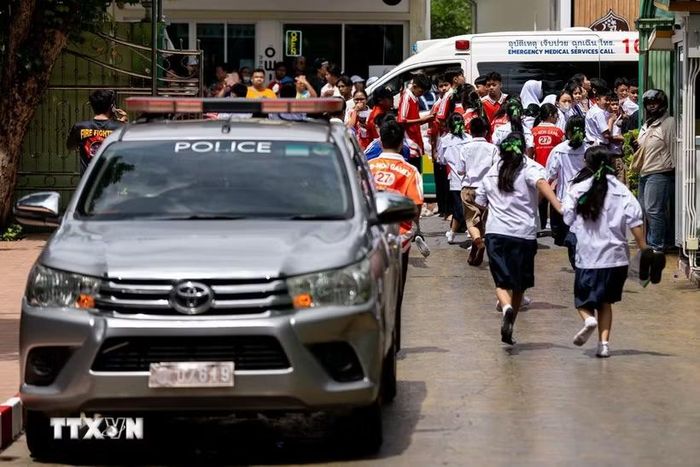 Học sinh sơ tán khỏi trường học ở tỉnh Nonthabur, Thái Lan sau vụ xả súng. (Ảnh: THX/TTXVN phát)