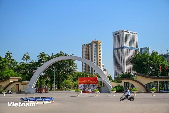 Cụ thể, theo quyết định ngày 31/7/2026 của Ủy ban nhân dân thành phố Hà Nội, tuyến phố đi bộ thí điểm tại phố Thành Thái và Khúc Thừa Dụ sẽ hoạt động vào tối cuối tuần, ngày lễ và các đợt cao điểm. (Ảnh: Minh Sơn/Vietnam+)