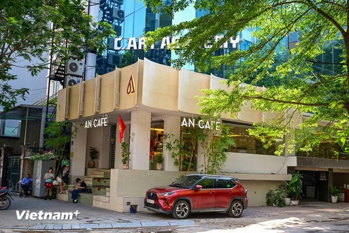 Cùng với các tuyến phố đi bộ như Hồ Gươm, hồ Thiền Quang, tuyến phố đi bộ tại khu vực này được định hướng chuyển mình thành không gian đi bộ tích hợp công nghệ, văn hóa, nghệ thuật và ẩm thực, tạo thêm diện mạo mới cho khu vực phía tây Hà Nội. (Ảnh: Minh Sơn/Vietnam+)