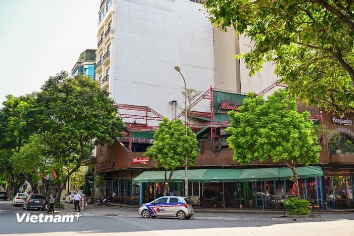 Trong định hướng xây dựng thương hiệu “Phố ẩm thực Cầu Giấy”, giai đoạn đầu sẽ nghiên cứu mô hình xe bán hàng lưu động và khu ẩm thực tập trung di động thay cho các kiốt cố định. (Ảnh: Minh Sơn/Vietnam+)