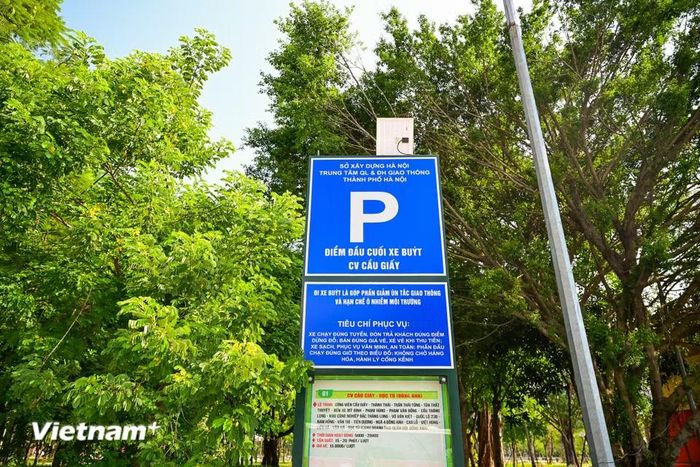 Để phục vụ người dân và du khách, thành phố Hà Nội sẽ đầu tư đồng bộ hệ thống chiếu sáng, biển chỉ dẫn, điểm trông giữ xe, nhà vệ sinh công cộng, ghế nghỉ và cây xanh. (Ảnh: Minh Sơn/Vietnam+)