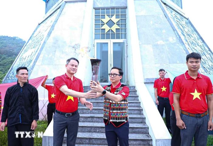 Ngọn đuốc hành trình được Bí thư Trung ương Đoàn, Chủ tịch Hội Liên hiệp Thanh niên Việt Nam Nguyễn Kim Quy trao cho Bí thư Tỉnh đoàn, Chủ tịch Hội Liên hiệp Thanh niên Việt Nam tỉnh Điện Biên Mùa Chiến Thắng. (Ảnh: TTXVN phát)