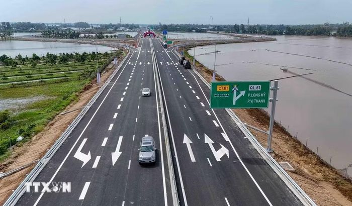 Cao tốc Cần Thơ - Cà Mau sẽ khai thác đoạn Cần Thơ - Hậu Giang (từ nút giao IC2 đến nút giao IC5) dài hơn 37km từ 9 giờ sáng ngày 20/12/2025. (Ảnh: Thanh Liêm/TTXVN)