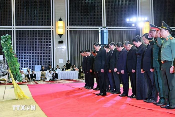 Chủ tịch Quốc hội Trần Thanh Mẫn dẫn đầu Đoàn đại biểu cấp cao của Đảng, Nhà nước Việt Nam viếng đồng chí Xaysomphone Phomvihane, Ủy viên Bộ Chính trị, Chủ tịch Quốc hội Lào. (Ảnh: Doãn Tấn/TTXVN)