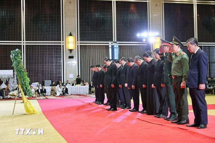 Chủ tịch Quốc hội Trần Thanh Mẫn dẫn đầu Đoàn đại biểu cấp cao của Đảng, Nhà nước Việt Nam viếng đồng chí Xaysomphone Phomvihane, Ủy viên Bộ Chính trị, Chủ tịch Quốc hội Lào. (Ảnh: Doãn Tấn/TTXVN)