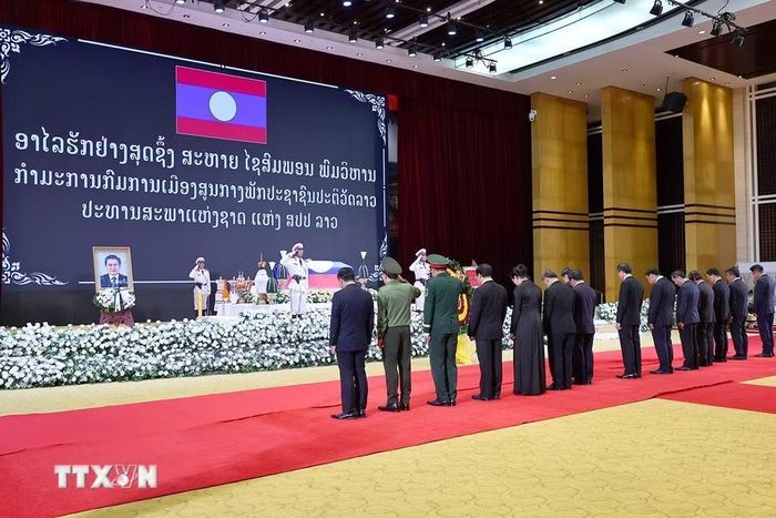 Chủ tịch Quốc hội Trần Thanh Mẫn dẫn đầu Đoàn đại biểu cấp cao của Đảng, Nhà nước Việt Nam viếng đồng chí Xaysomphone Phomvihane, Ủy viên Bộ Chính trị, Chủ tịch Quốc hội Lào. (Ảnh: Doãn Tấn/TTXVN)