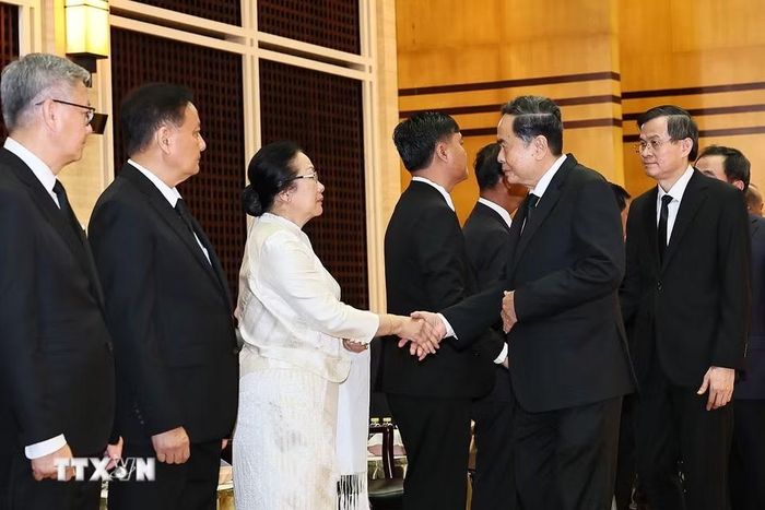 Chủ tịch Quốc hội Trần Thanh Mẫn dẫn đầu Đoàn đại biểu cấp cao của Đảng, Nhà nước Việt Nam viếng đồng chí Xaysomphone Phomvihane, Ủy viên Bộ Chính trị, Chủ tịch Quốc hội Lào. (Ảnh: Doãn Tấn/TTXVN)