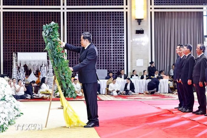 Chủ tịch Quốc hội Trần Thanh Mẫn dẫn đầu Đoàn đại biểu cấp cao của Đảng, Nhà nước Việt Nam viếng đồng chí Xaysomphone Phomvihane, Ủy viên Bộ Chính trị, Chủ tịch Quốc hội Lào. (Ảnh: Doãn Tấn/TTXVN)