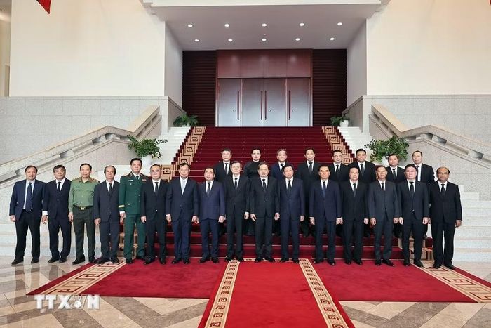 Chủ tịch Quốc hội Trần Thanh Mẫn và Tổng Bí thư, Chủ tịch nước Lào Thongloun Sisoulith với đại biểu. (Ảnh: Doãn Tấn/TTXVN)