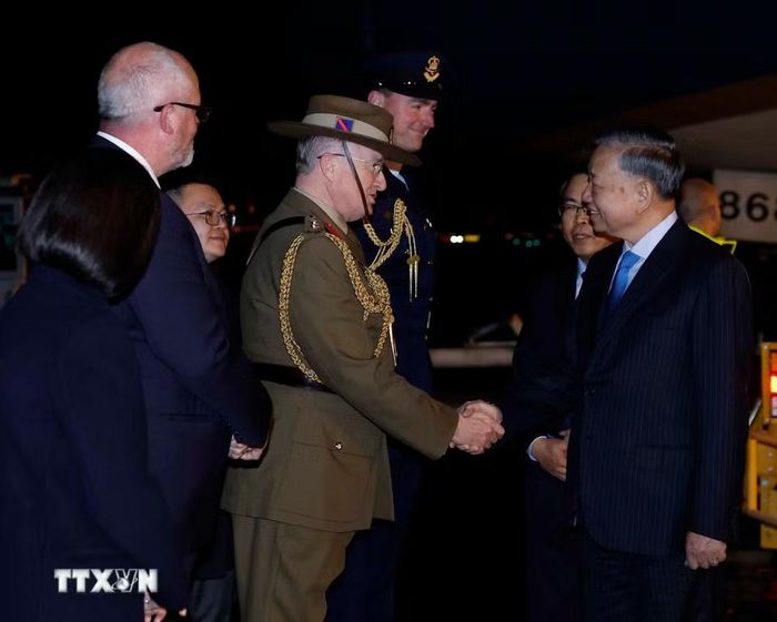Quan chức Australia đón Tổng Bí thư, Chủ tịch nước Tô Lâm tại sân bay quốc tế Sydney Kingsford Smith. (Ảnh: Thống Nhất/TTXVN) ​