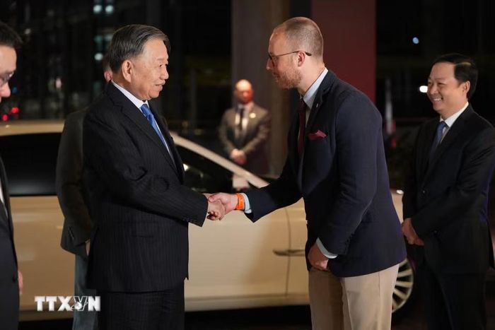 Lãnh đạo khách sạn InterContinental tại Sydney đón Tổng Bí thư - Chủ tịch nước Tô Lâm. (Ảnh: Trung Trang/TTXVN)