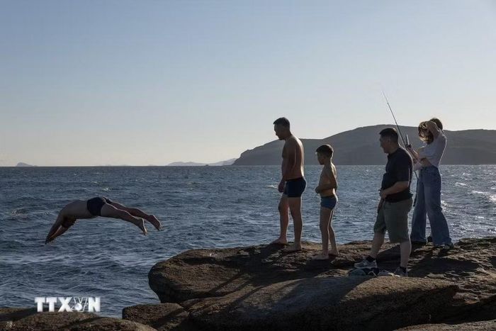 Du khách tham quan Mũi Tobizina ở Vladivostok, Nga, ngày 8/8/2026. (Ảnh: THX/TTXVN phát)