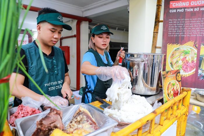 Phở Thìn Bờ Hồ là một trong những thương hiệu phở gia truyền lâu đời ở Hà Nội.