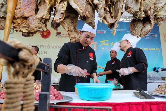 Một gian hàng phở tại Festival Phở 2025 với chủ đề "Tinh hoa Phở Việt - Di sản trong kỷ nguyên số".