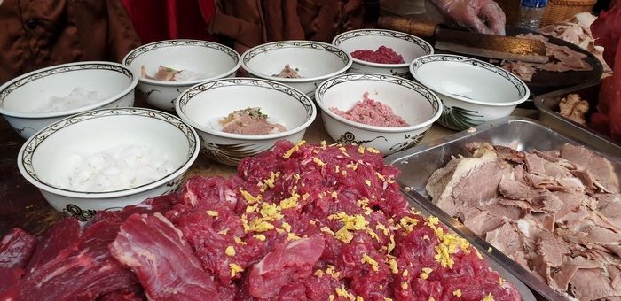 Các công đoạn chế biến tạo nên vị đặc trưng của phở Hà Nội.