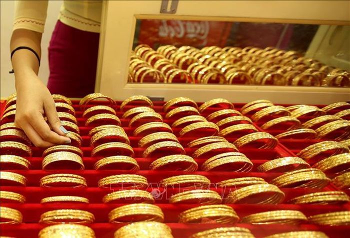 Trang sức vàng được bày bán tại cửa hàng ở Yangon, Myanmar. Ảnh: THX/TTXVN