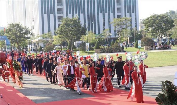 Các đoàn vận động viên diễu hành qua lễ đài.