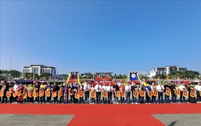 Trao cờ lưu niệm cho các đoàn tham gia.
