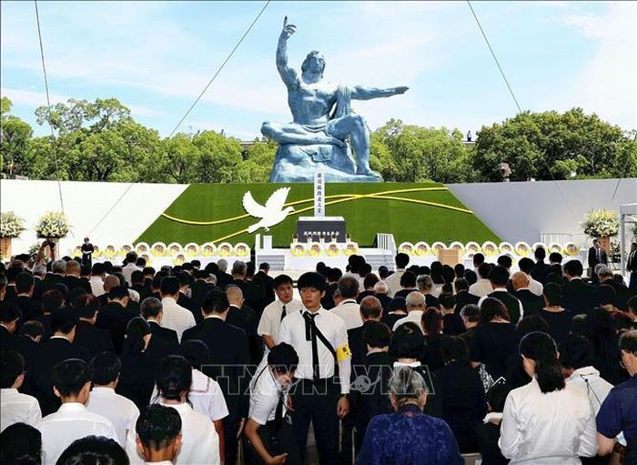Người dân dành một phút tưởng niệm các nạn nhân trong vụ Mỹ ném bom nguyên tử xuống thành phố Nagasaki của Nhật Bản. Ảnh tư liệu: Kyodo/TTXVN
