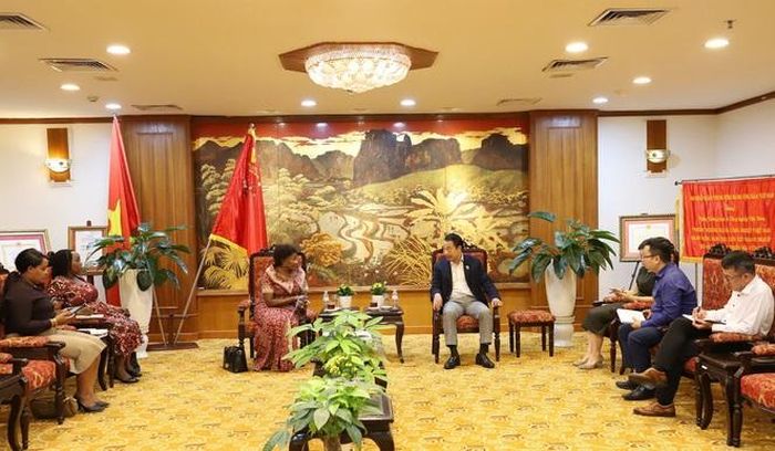 Đại sứ Uganda tại Việt Nam, TS. Betty Bigombe và ông Nguyễn Quang Vinh, Phó Chủ tịch VCCI trao đổi về công tác phối hợp tổ chức Diễn đàn doanh nghiệp Việt Nam - Uganda - Viên ngọc Châu Phi.
