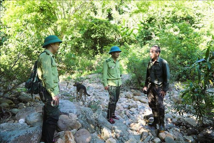 Lực lượng kiểm lâm Khu bảo tồn thiên nhiên Pù Huống, tỉnh Nghệ An tuyên truyền, phổ biến nâng cao nhận thức, kỹ năng cho người dân về công tác bảo vệ rừng, bảo vệ đa dạng sinh học và phòng, chống cháy rừng. Ảnh: Xuân Tiến/TTXVN